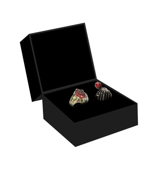 Beetlejuice: Beetlejuice and Ex-Wife Collectible Ring Set Preorder